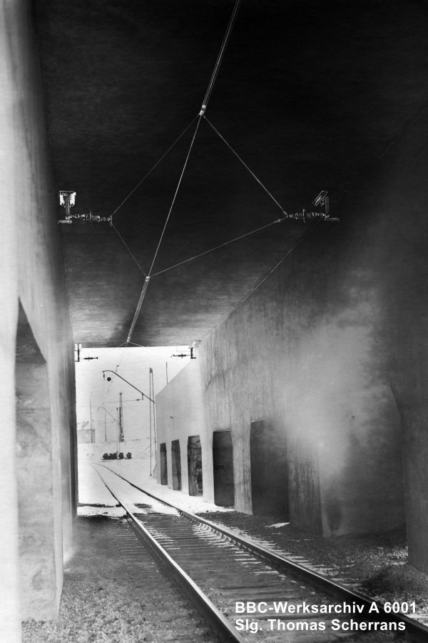 Fahrleitung an eingleisiger Strecke in einem Tunnel