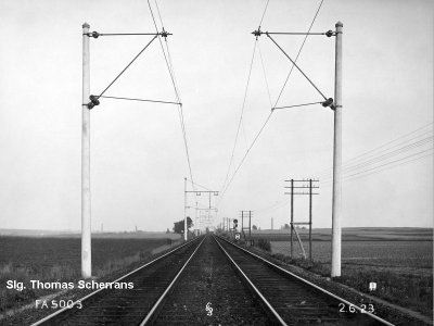 zweigleisige Strecke in der Geraden mit Oberleitung an Rohrauslegern und Betoneinzelmasten