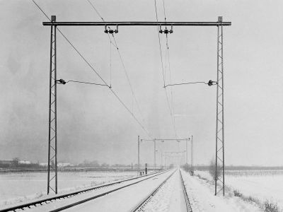 zweigleisige gerade Strecke mit Oberleitung an Jochen und Zwischenmasten mit Stützisolatoren